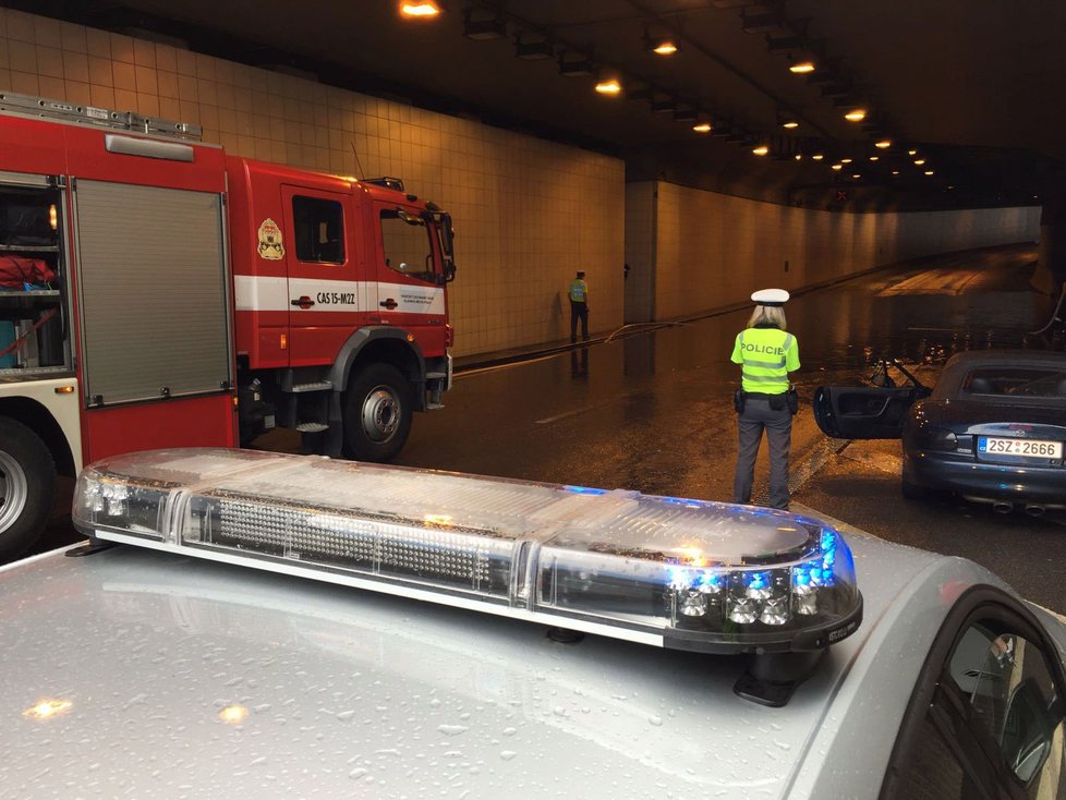 Zlíchovský tunel a tunel Mrázovka byly plné vody. Na místo museli dorazit hasiči, aby vodu odčerpali.