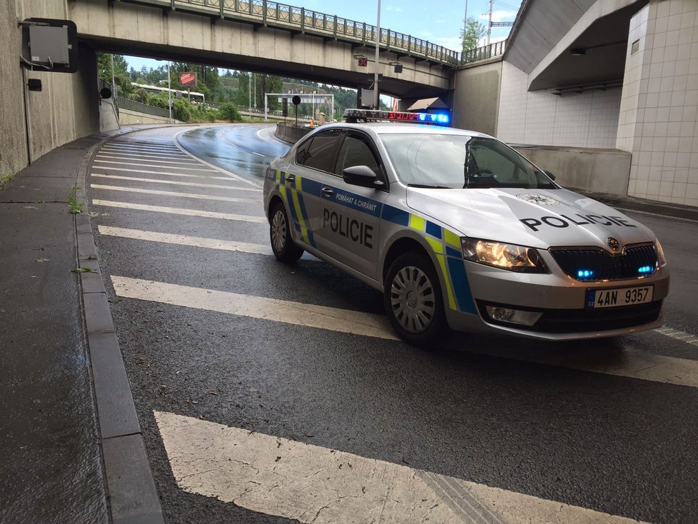 Zlíchovský tunel a tunel Mrázovka byly plné vody. Na místo museli dorazit hasiči, aby vodu odčerpali.