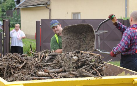 Lidé na Zlínsku likvidovali včera škody napáchané prudkým lijákem.