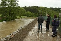 Déšť zvedá hladiny řek: Hasiči pátrají po vodákovi, zbyl po něm jenom kajak s věcmi!