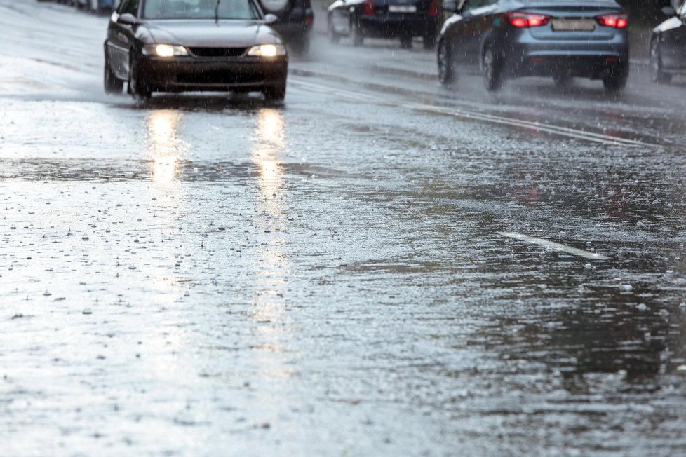 Déšť a teploty pod nulou mohou způsobit námrazu na vozovkách.