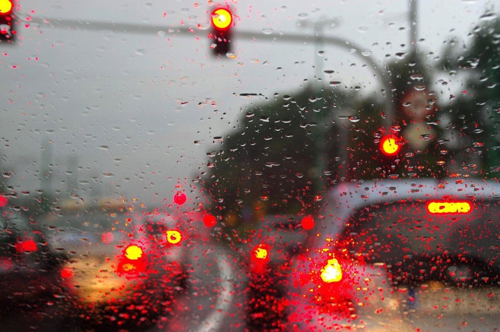 Déšť a teploty pod nulou mohou způsobit námrazu na vozovkách.