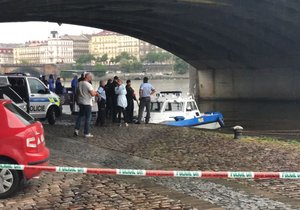 Koroner na náplavce ohledával tělo mladé ženy. Policie potvrdila, že se s největší pravděpodobností jedná o pohřešovanou osobu v souvislosti s pátráním po dvou příznivcích geocachingu.