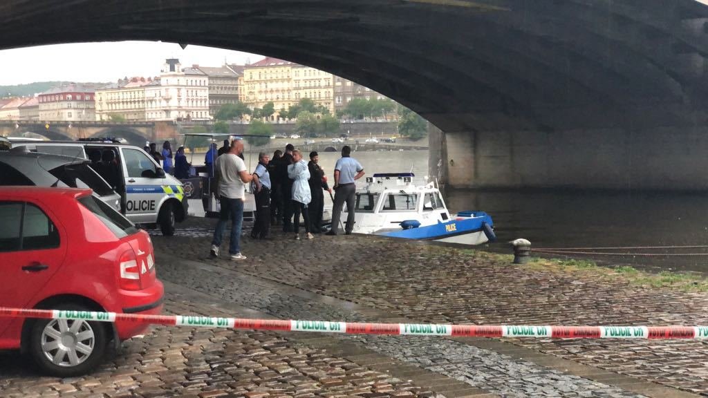 Koroner na náplavce ohledával tělo mladé ženy. Policie potvrdila, že se s největší pravděpodobností jedná o pohřešovanou osobu v souvislosti s pátráním po dvou příznivcích geocachingu.