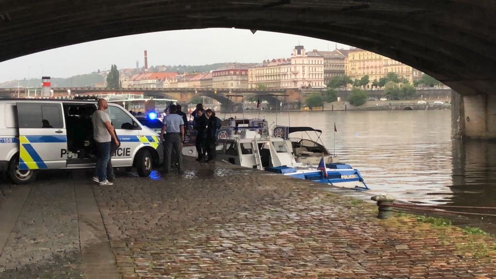 Koroner na náplavce ohledával tělo mladé ženy. Policie potvrdila, že se s největší pravděpodobností jedná o pohřešovanou osobu v souvislosti s pátráním po dvou příznivcích geocachingu.