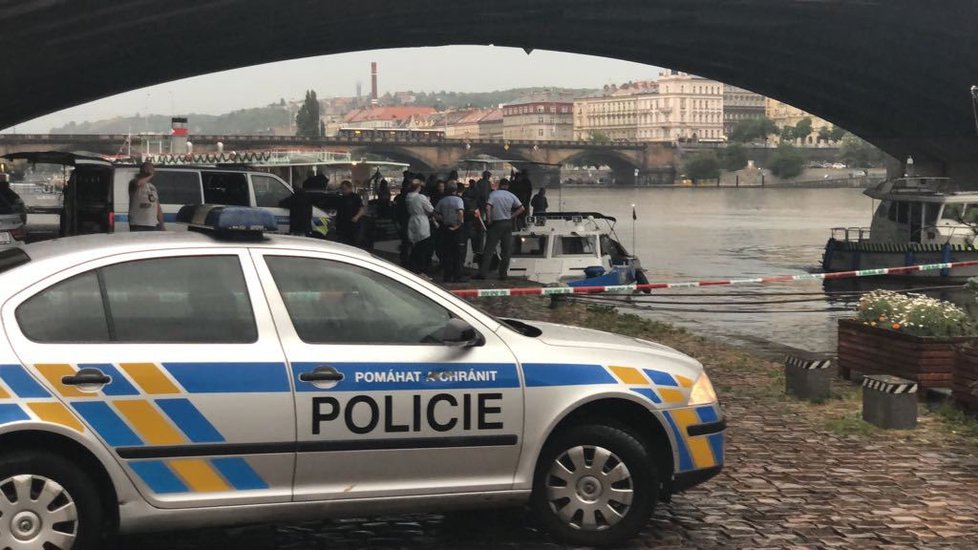 Koroner na náplavce ohledával tělo mladé ženy. Policie potvrdila, že se s největší pravděpodobností jedná o pohřešovanou osobu v souvislosti s pátráním po dvou příznivcích geocachingu.