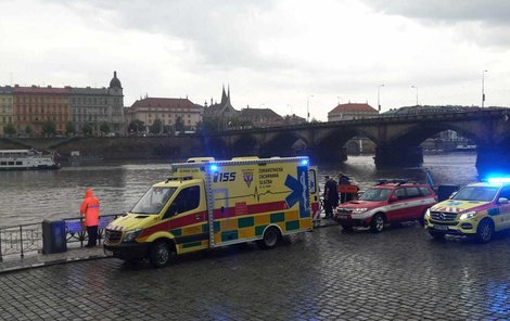 Hasiči-potápěči zasahovali po prudkých deštích na náplavce, vyhledávali případné osoby, které se zde pohybovaly u výtoku z kanálů.