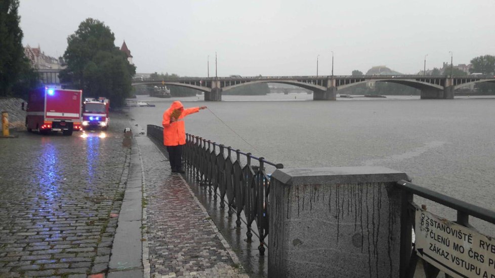 Hasiči-potápěči zasahovali po prudkých deštích na náplavce, vyhledávali případné osoby, které se zde pohybovaly u výtoku z kanálů.