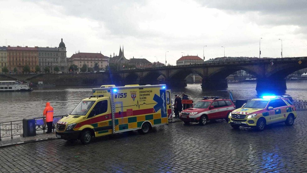 Hasiči-potápěči zasahovali po prudkých deštích na náplavce, vyhledávali případné osoby, které se zde pohybovaly u výtoku z kanálů.