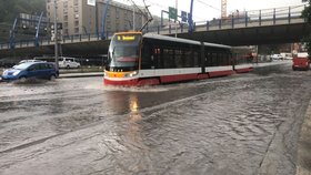 Smíchov spláchl prudký déšť, vodou se brodila auta i tramvaje (9.6.2018).