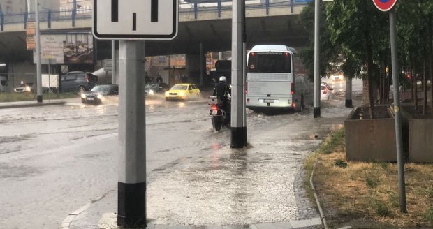 Smíchov spláchl prudký déšť, vodou se brodila auta i tramvaje.