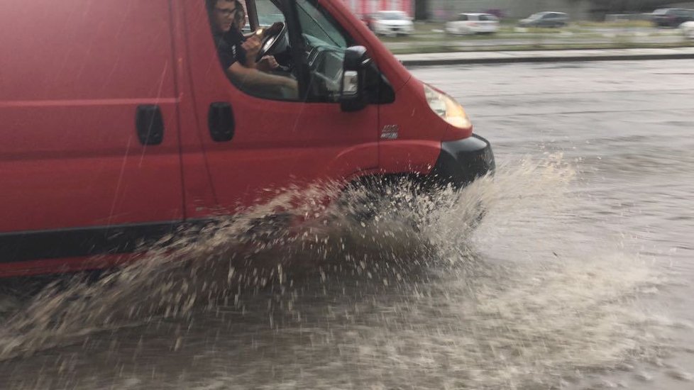 Smíchov spláchl prudký déšť, vodou se brodila auta i tramvaje.