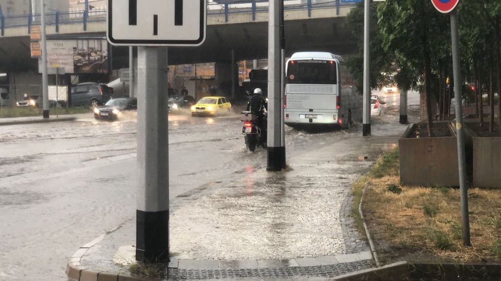 Smíchov spláchl prudký déšť, vodou se brodila auta i tramvaje.