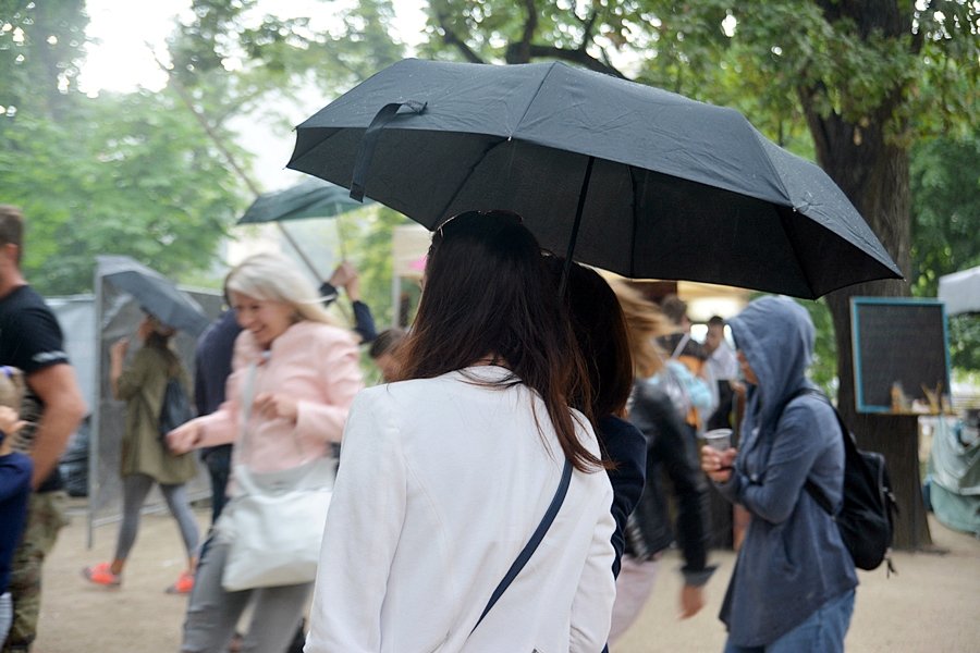 Během soboty bude počasí v Česku pod vlivem vlnící se studené fronty, která přinese srážky zejména na východ území a od severozápadu k nám bude proudit studený a vlhký vzduch. Potřebovat budeme deštníky a dlouhý rukáv.