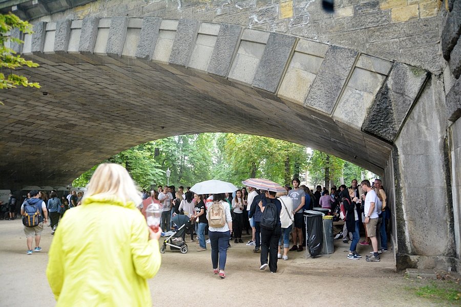 Obří piknik na Střeleckém ostrově zachvátil déšť.