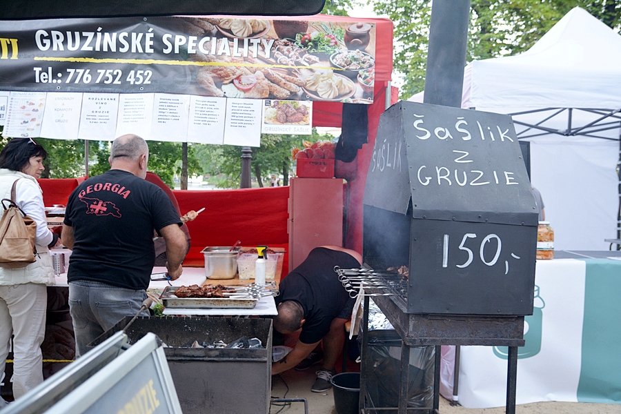 Obří piknik na Střeleckém ostrově zachvátil déšť.