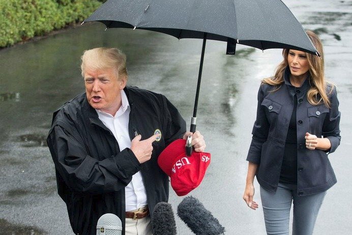 Americký prezident Donald Trump v dešti, pod deštník schoval jen sebe, Melanii nechal stát na dešti.