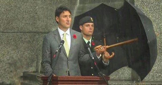 Kanadský premiér Justin Trudeua ukázal, že není z cukru.