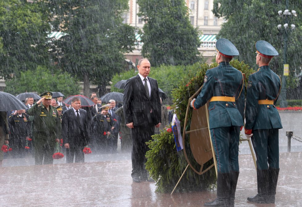 Ruský prezident Vladimir Putin vzdal čest padlým vojákům v prudkém dešti.