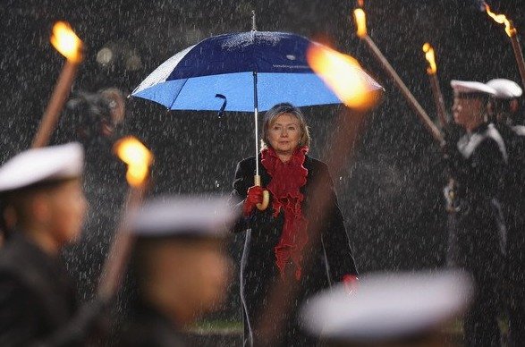 Jako ministryně zahraničí se Hillary Clintonová účastnila mnohých památečních akcí, některé z nich probíhaly za deště.