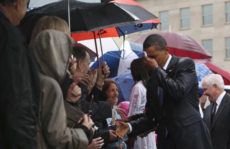 Exprezident Barack Obama v dešti přijímal rodiny obětí teroristických útoků ze září 2001.