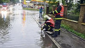 Vichřice s krupobitím způsobila potopu na Těšínské ulici ve Slezské Ostravě