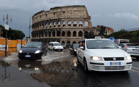 Voda zaplavuje i historické centrum Říma.