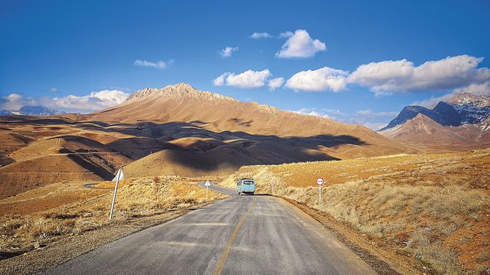 Projeďte se minibusem z lyžařského střediska Ferejdún Šahr až k vodopádu Poneh Zar uprostřed majestátního pohoří Zagros