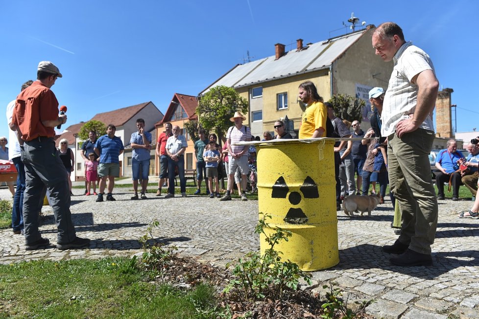 Kolem 50 lidí se 21. dubna 2018 v Deštné na Jindřichohradecku přidalo k pochodu proti tomu, aby v lokalitě Čihadlo bylo úložiště vyhořelého jaderného paliva. Při Dni proti úložišti radioaktivních odpadů demonstrovaly obce a spolky i v dalších sedmi státem vytipovaných lokalitách.