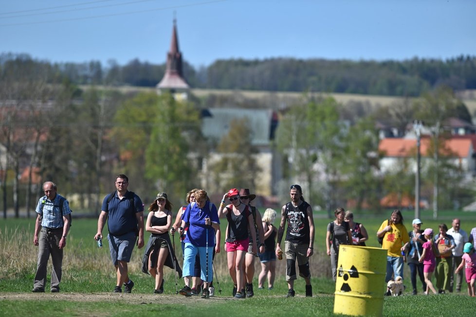 Kolem 50 lidí se 21. dubna 2018 v Deštné na Jindřichohradecku přidalo k pochodu proti tomu, aby v lokalitě Čihadlo bylo úložiště vyhořelého jaderného paliva. Při Dni proti úložišti radioaktivních odpadů demonstrovaly obce a spolky i v dalších sedmi státem vytipovaných lokalitách.