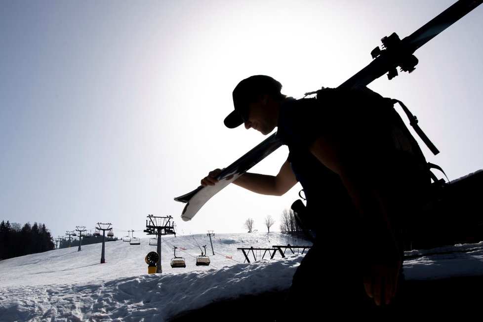 Středisko Deštné v Orlických horách definitivně ukončilo lyžařskou sezonu, která v podstatě ani nezačala. V provozu bylo kvůli koronavirové pandemii jen devět dní v prosinci (25. 2. 2021).