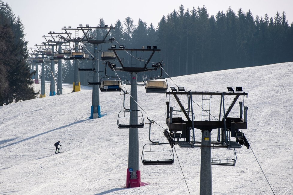 Středisko Deštné v Orlických horách definitivně ukončilo lyžařskou sezonu, která v podstatě ani nezačala. V provozu bylo kvůli koronavirové pandemii jen devět dní v prosinci (25. 2. 2021)