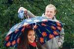 Lenka Konečná (18) z Brna se na deštivé počasí někdy i těší. Jen tehdy se totiž v plné kráse zaskví její modrý deštník s tmavě rudými květy vlčího máku.