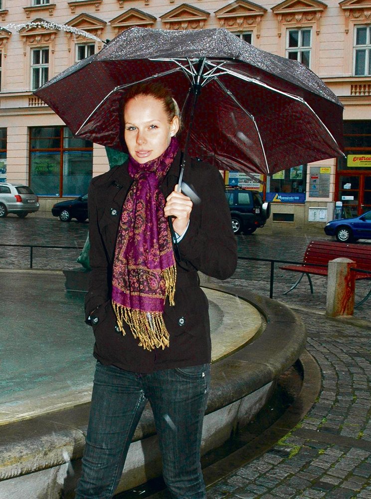 „Takové počasí vůbec nemám ráda. Doufám, že se to vyprší a ještě se zase vyjasní,“ řekla Blesku v centru Olomouce barmanka Petra Kolářová (20), jejíž děštník je elegantně hnědý