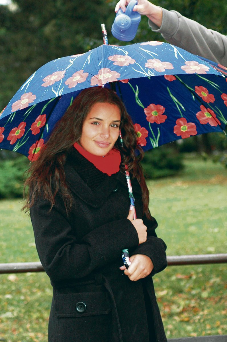 Lenka Konečná (18) z Brna se na deštivé počasí někdy i těší. Jen tehdy se totiž v plné kráse zaskví její modrý deštník s tmavě rudými květy vlčího máku.