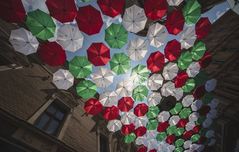 Barevná střecha z deštníků: V Brně je malá Itálie