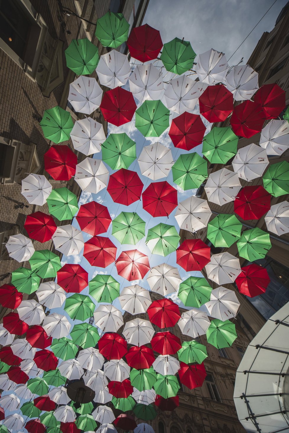 BRNO MEETS ITALIA: barevné deštníky nad Českou ulicí v Brně.