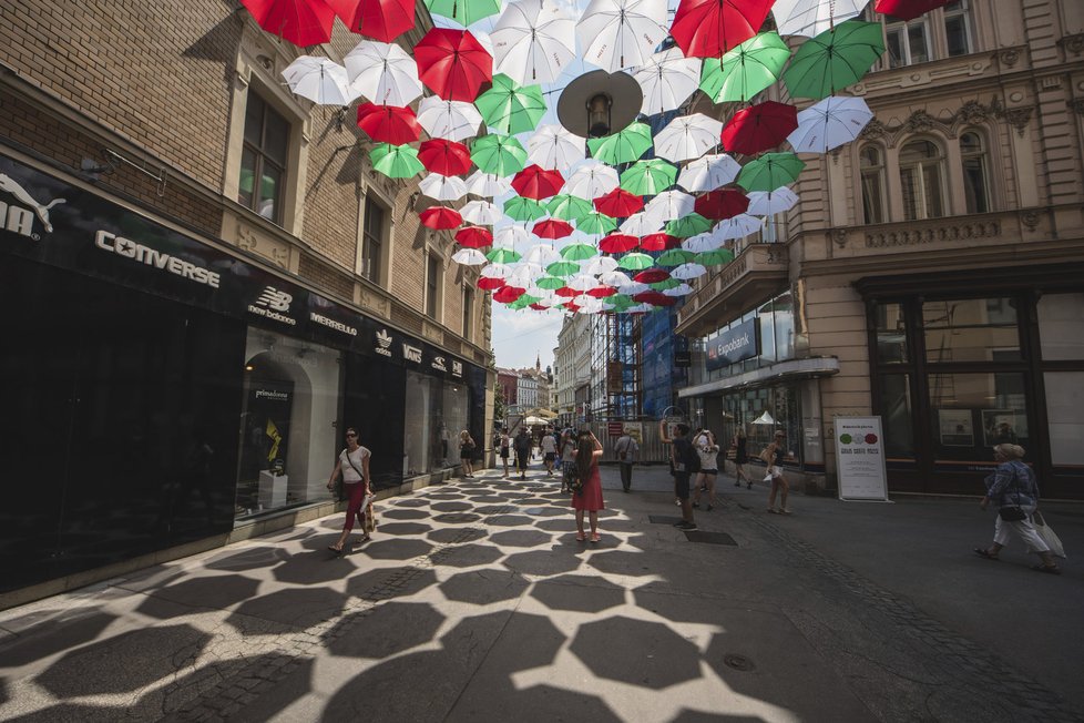 BRNO MEETS ITALIA: pod deštníkovou střechou denně prochází stovky lidí.
