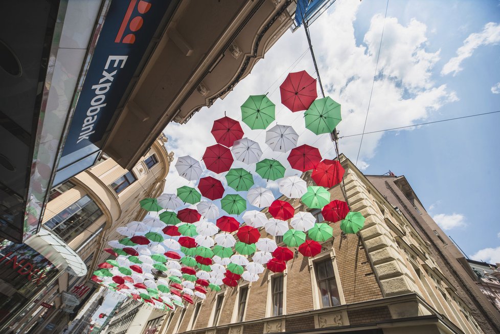 BRNO MEETS ITALIA: deštníky v kontrastu s modrou oblohou.