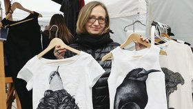 Zuzana Rakušanová je dvacet let designérkou. Poslední čtyři roky obléká Pražanky svými potisky.