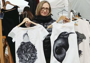Zuzana Rakušanová je dvacet let designérkou. Poslední čtyři roky obléká Pražanky svými potisky.