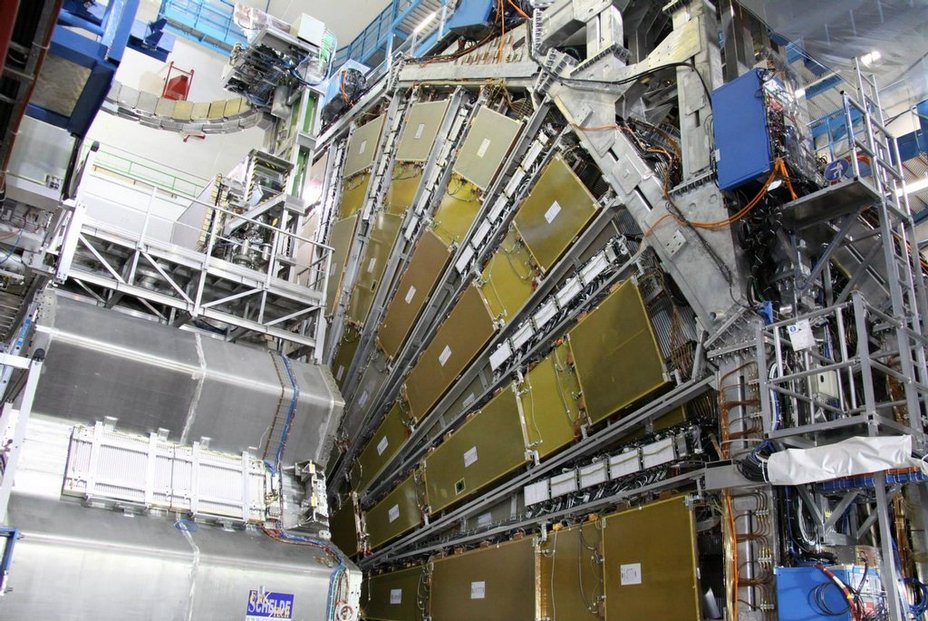 detektor CMS projektu ATLAS v CERN, LHC