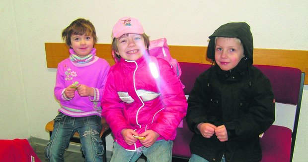 Svatební cesta Anny-Leny (7, uprostřed) a Miky (6, vpravo) skončila na policejní stanici