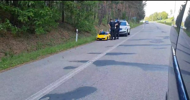 Malí chlapci si v elektrickém autíčku vyrazili na tzv. Starou dálnici v Brně. Včas je stopl pozorný řidič, poté si s nimi popovídali strážníci.