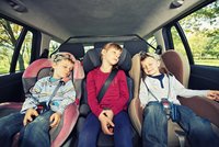 Na cestách s dítětem bezpečně: Jak vybrat a připevnit autosedačku