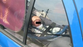 Na děti uvězněné v zaparkovaném autě na sluníčku upozornila policii náhodná kolemjdoucí...