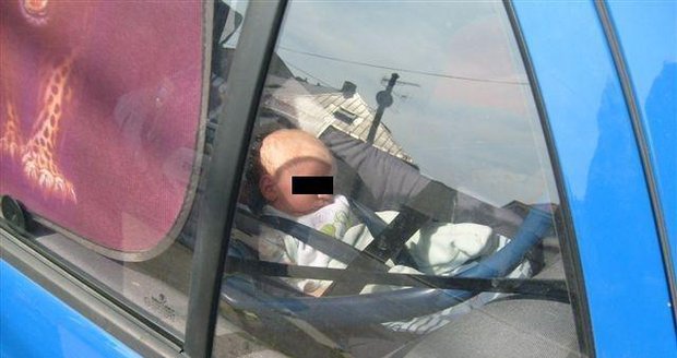 Na děti uvězněné v zaparkovaném autě na sluníčku upozornila policii náhodná kolemjdoucí...