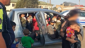 Učitelka nacpala 25 dětí do malého auta.