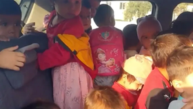 Učitelka nacpala 25 dětí do malého auta.