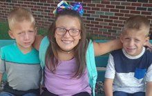 Tři mrtví sourozenci na zastávce autobusu: Dívenka (†9) tělem chránila své brášky 